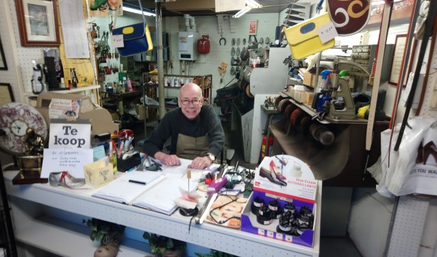 Jan van de Nieuwenhuijzen is weer aan het werk in zijn schoenmakerij