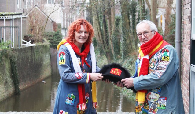 Ton van Stiphout draagt na het komende Oeteldonkse carnaval zijn ministersteek over aan dochter Sabine. Foto: Gérard van Kessel