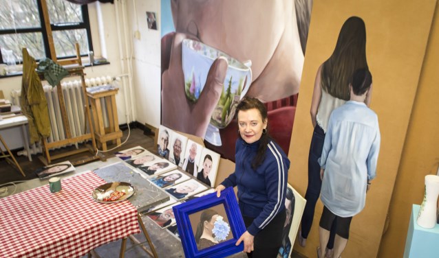 Monique Broekman in haar atelier in Nova Zembla. Foto: Niek Geneuglijk