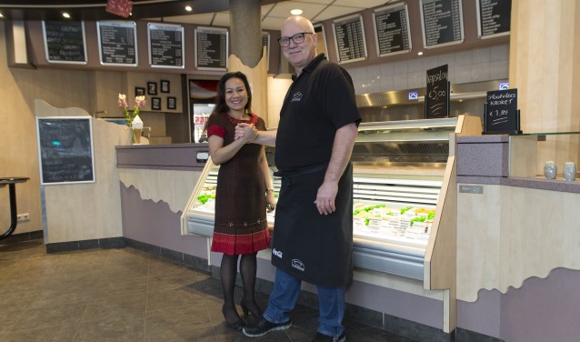Naree de Bruijn en Rian van Hattum schudden de hand op hun nieuwe samenwerking. Foto: Niek Geneuglijk