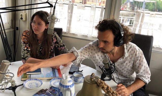 Radiomakers Floor Snels en Stan Gonera in de studio van Radio Brugwachter