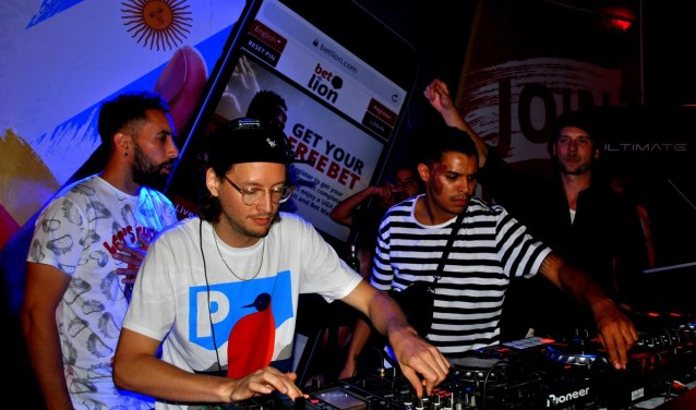 Vlnr: Chris van Dongen, Ferdi Wijnmaalen, Jarreau Vandal draaien op het Nyege Nyege festival