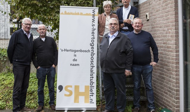 Enkele leden van het genootschap met Frans Bolder (tweede van rechts) en Henk van Vught (rechts). Foto: Michel van de Langenberg.