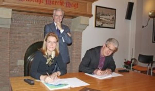 Jan Kelders achter Katja Kelders en wethouder Mart van der Poel