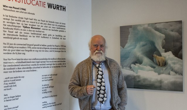 Wim van Passel bij een van zijn foto's van "het stille, kille paradijs". Foto: Michel van de Langenberg