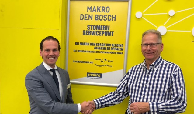 Kevin Magerij van Makro Den Bosch en de heer Wijnen van Stomerij Wijnen