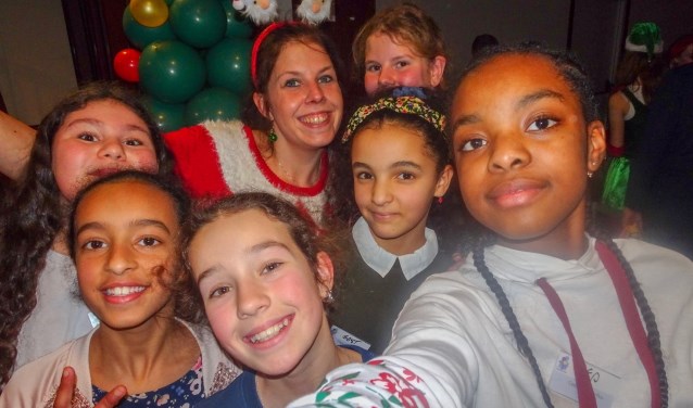 Een selfie met de Kids Reporters West en Inge Hendriks van de Gefeliciflapstaartbox