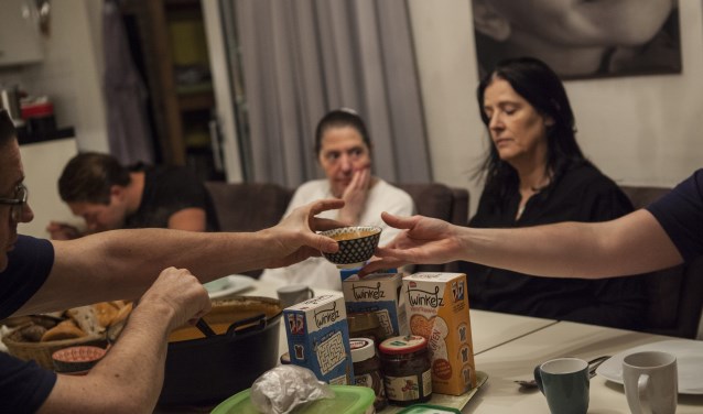 Aan de keukentafel onder het eten wordt van alles besproken Foto: Michel van de Langenberg