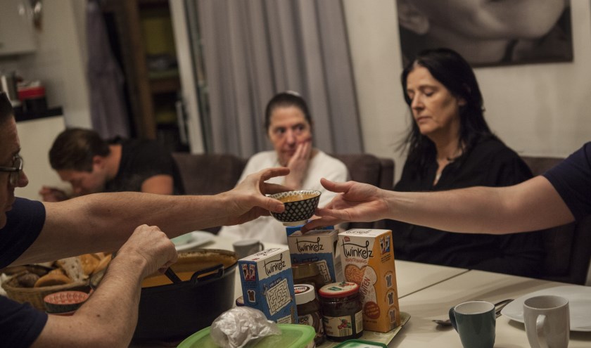 Aan de keukentafel onder het eten wordt van alles besproken Foto: Michel van de Langenberg