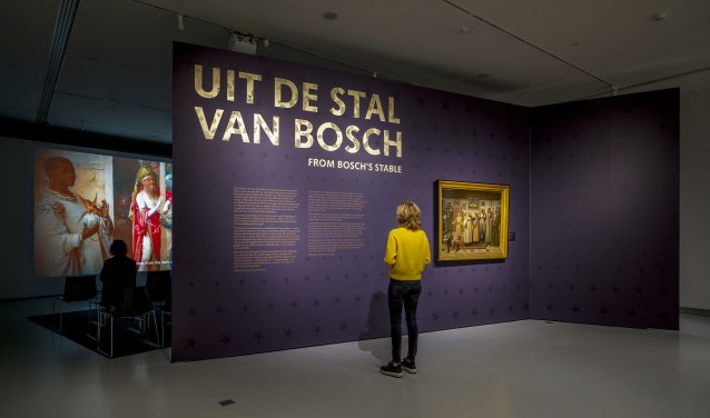 Het drieluik De Aanbidding der koningen uit het Prado in Madrid is in de expositie o.a. te zien in een film (nog net zichtbaar op de achtergrond). Foto: Joep Jacobs.