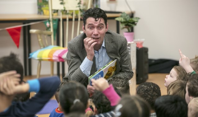Wethouder Eric Logister las tijdens de Nationale Voorleesdagen voor aan kinderen van Kindcentrum De KameleonFoto: Sandra Peerenboom