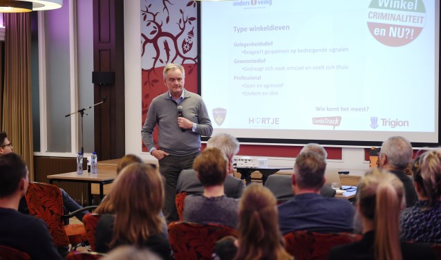 Bart Gosselink van Anders Veilig geeft uitleg hoe te moeten handelen bij calamiteiten in de winkel. Foto: Henk van Esch