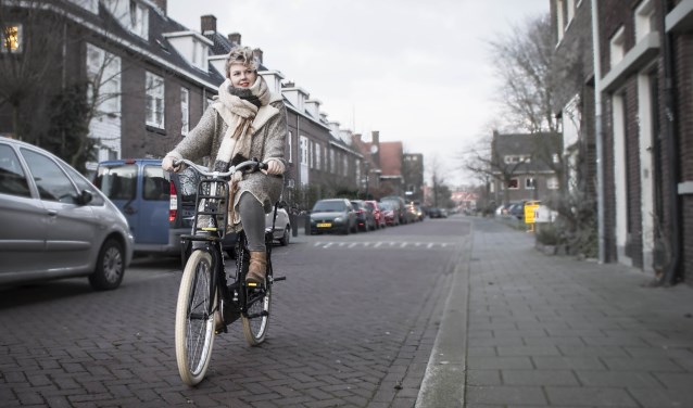 Lesha Bosman laat tijdens de Armoede Challenge de auto staan. Foto: Niek Geneuglijk
