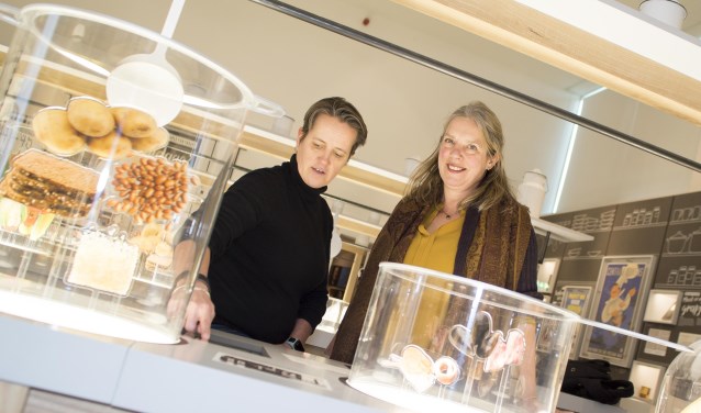 Brigitte de Kok (NM Kamp Vught) en Marian Peters (Lionsclub Vught) in de expositie ‘Eten in oorlogstijd’. Foto: Niek Geneuglijk