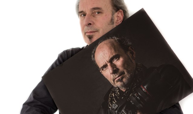 Fotograaf Frank van Boxtel met een 'selfie' uit zijn serie 'Stoere Mannen'. Foto: Marc Smits
