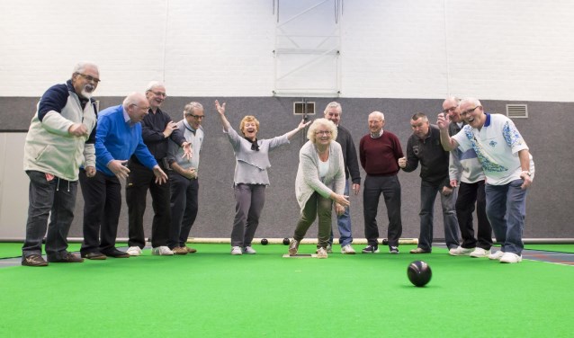Sportieve actie bij indoor bowlsclub Toucher op de dinsdagochtend. Foto: Niek Geneuglijk