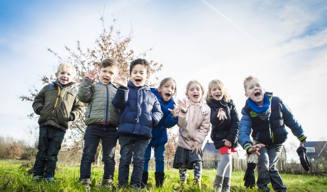 Leerlingen van kindcentrum De Vlindertuin zien een groen schoolplein wel zitten! Foto: Niek Geneuglijk