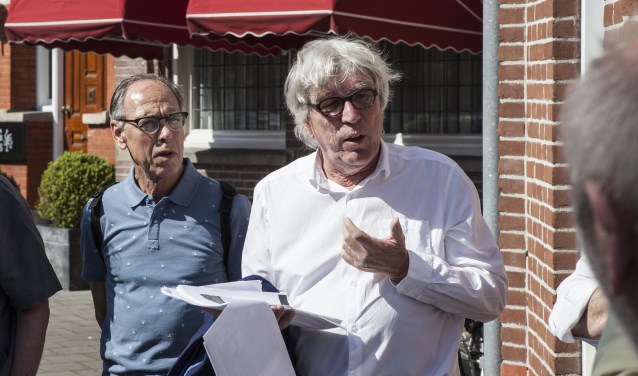 Clemens Graafsma deelt tijdens de wandeling gepassioneerd zijn kennis over ’s-Hertogenbosch in de Tweede Wereldoorlog. Foto: Michel van de Langenberg