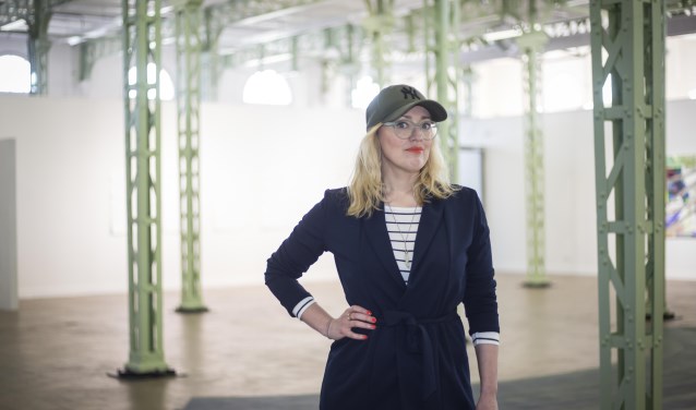Eveline van de Griend op de plek waar het allemaal gaat gebeuren. Foto: Niek Geneuglijk