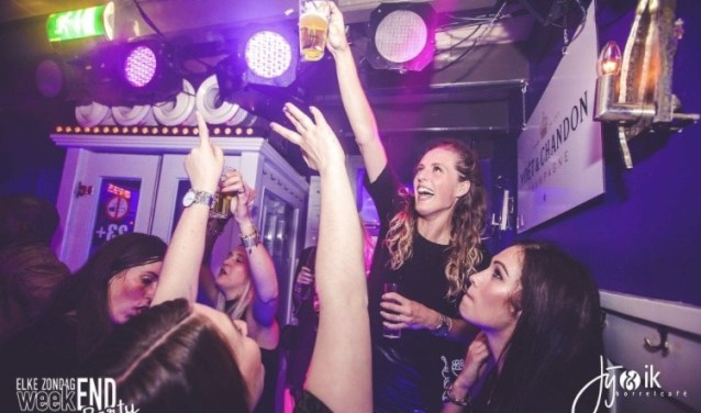 Vaak lopen de Bossche kroegen tegenwoordig pas tegen middernacht vol. Foto: De Vaste Clique