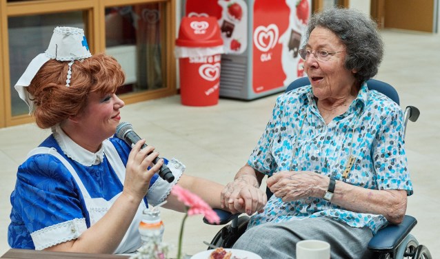 Tijdens de voorstellingen worden de luiken van mensen geopend