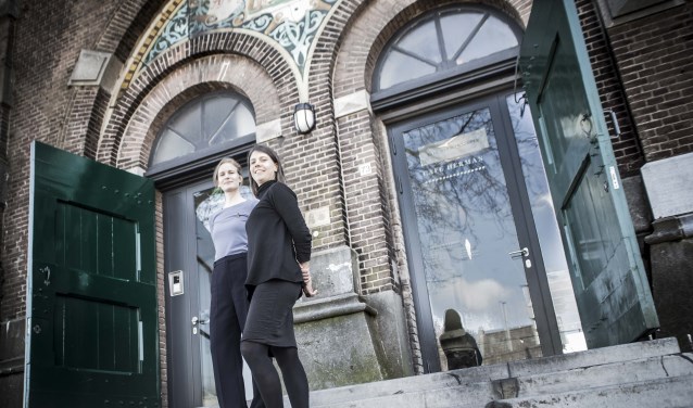 Fiona Reinaerts en Karlijn van Ballegooien voor de watertoren. Foto: Niek Geneuglijk