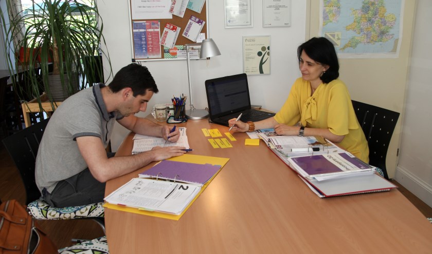 Monika Brabers met cursist Carlo van de Laak. Foto: Gérard van Kessel