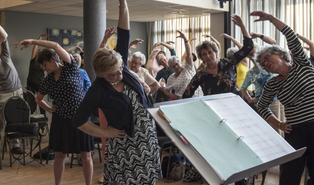 Leden van het JeroenBosch Koor ‘warmen op’ tijdens een van de repetities. Foto: Michel van de Langenberg
