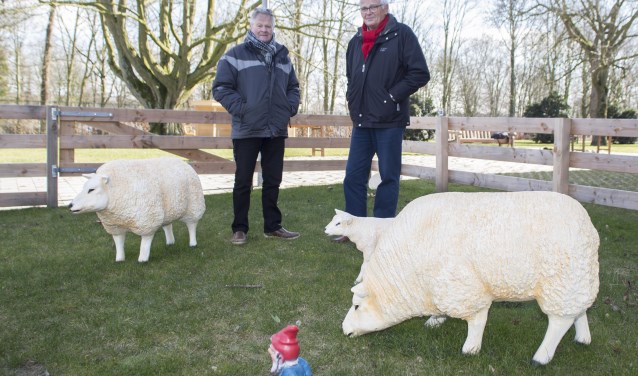 Ferdy Sluiter en Tiny Bakx (stichting Belevingstuinen) in de belevingstuin bij Park Eemwijk te ‘s-Hertogenbosch. Foto: Niek Geneuglijk