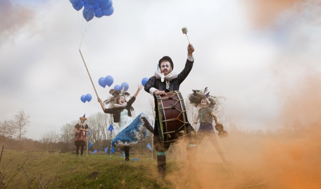 Volop spektakel tijdens De Sprong en het Zuiderwaterlinie Festival. Foto: LeonieMullerJuup Luijten