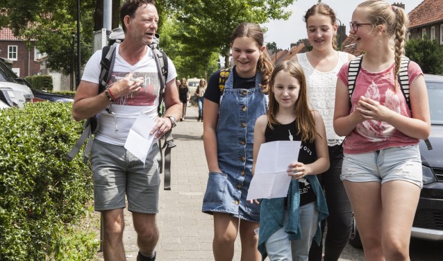 Henk Murraij samen met enkele leerlingen van Gymnasium Bernrode. Foto: Michel van de Langenberg
