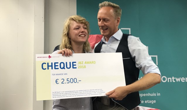 Lotte neemt haar prijs in ontvangst