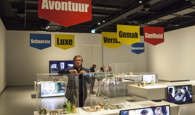 Timo de Rijk toont de nieuwe expositie 'Food is fictie'. Foto: Michel van de Langenberg
