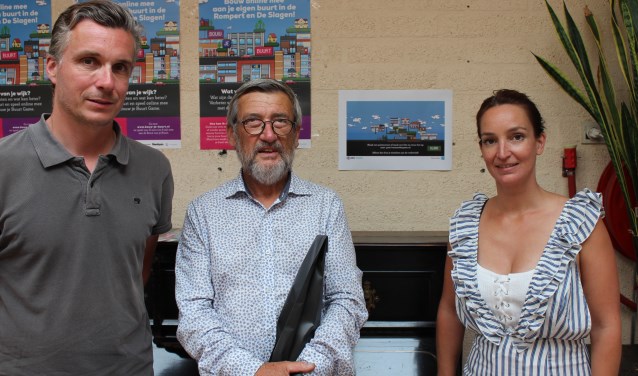 Eugène Goossens (72) (midden) neemt zijn prijs in ontvangst uit handen van initiatiefnemers Tessa Peters en Rolf van Boxmeer