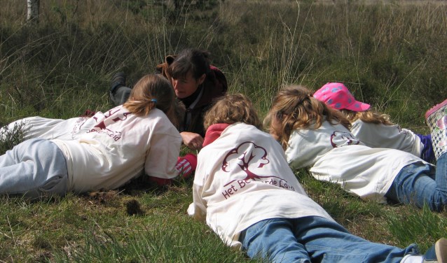 Vol concentratie kijken de kinderen met hun wachter naar kriebelbeestjes en nog veel meer ander moois.