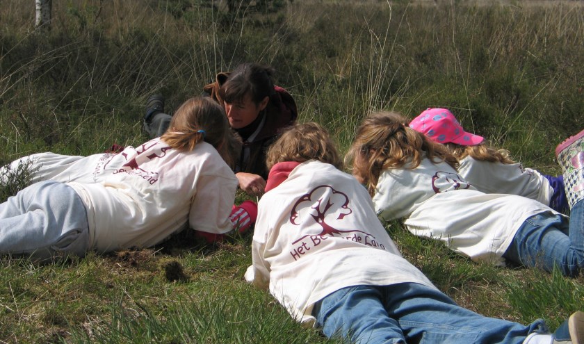 Vol concentratie kijken de kinderen met hun wachter naar kriebelbeestjes en nog veel meer ander moois.