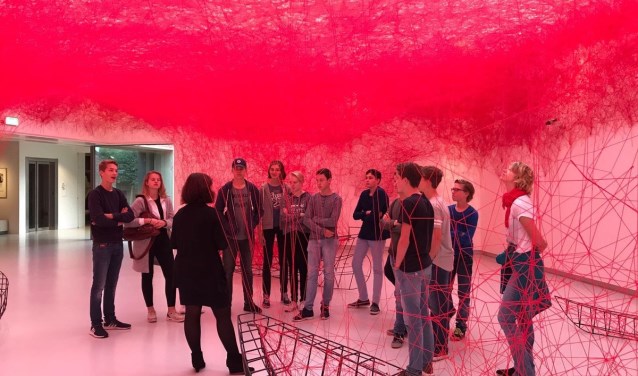 Vierdejaars scholieren bezoeken het Noordbrabants museum tijdens de Uitlokdag vorig jaar. Foto: Noordbrabants museum