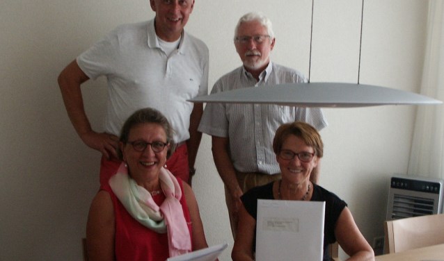 Willemien (links) en Anny (rechts) tijdens de ondertekening van de oprichtingsakte en twee bestuursleden Ton Huisman (links) en secretaris Wout van Son (rechts).