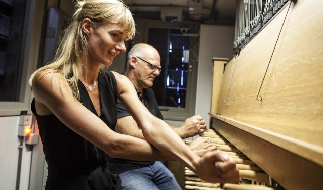 Joost van Balkom samen met zijn dochter achter de beiaard in de Sint-Janskathedraal. Foto: Michel van de Langenberg.