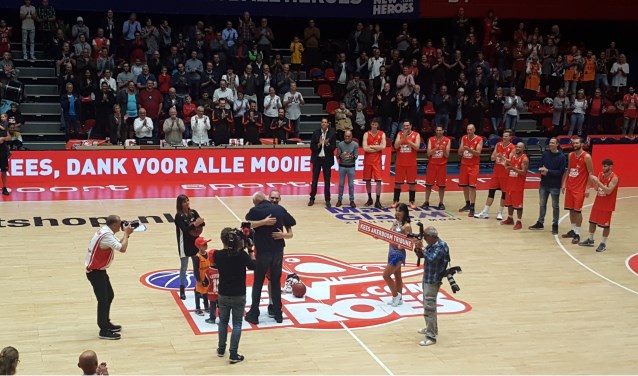 Akerboom senior en junior omhelzen elkaar bij het afscheid van junior. Foto: Marc Smits