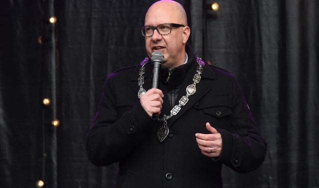 Burgemeester Jack Mikkers tijdens de nieuwjaarstoespraak afgelopen woensdag op de Parade. Foto: Henk van Esch