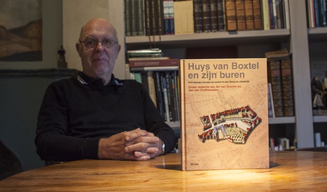 Ton Meulman besloot zes jaar geleden om het verhaal van zijn bijzondere huis en diens bewoners in een boek vast te leggen. Foto: Michel van de Langenberg