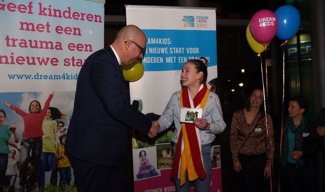 Burgemeester Jack Mikkers benoemt Florien Sleutjes tot officieuze kinderburgemeester. Foto: Henk van Esch