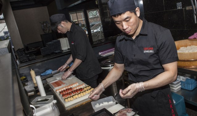 U waant zich bij Sakana moeiteloos in een sfeervolle Japanse sushi bar. Foto: Michel van de Langenberg