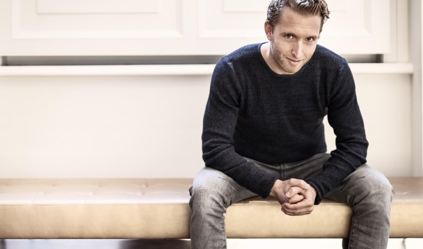 Peter Pannekoek tekent voor het slotconcert van Huiskamers op Stelten. Foto: Hans-Peter van Velthoven
