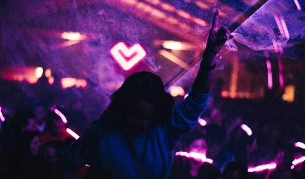 Schuifelen, dansen en elkaar de liefde verklaren op het SMÈRRIG Valentijnsbal.