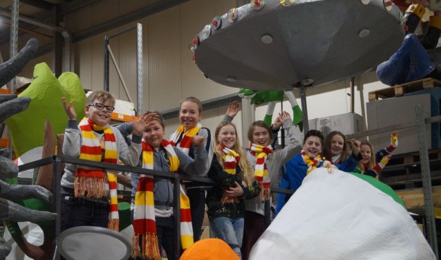 CV de Fjoetjur - Lars, Juri, Nina, Puck, Edwer, Jesse, Lotti en Elisabeth - verheugen zich om de Grote Optocht vanuit hun eigen wagen te beleven