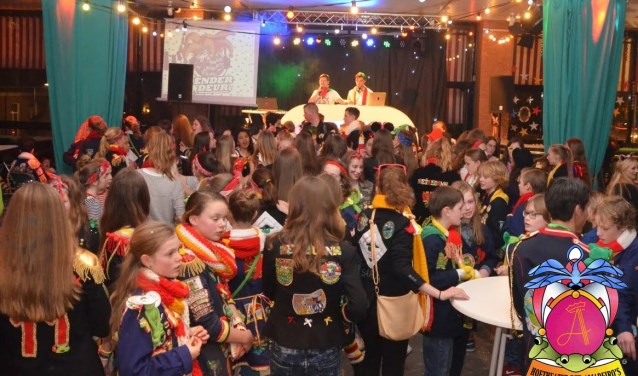 Hoftheater der Amadeiro's wenst alle Oeteldonkers en inwoners van de omliggende rijken een fantastische carnaval. Of je nu een ukkepuk bent of met vele jaaremblemen behangen bent