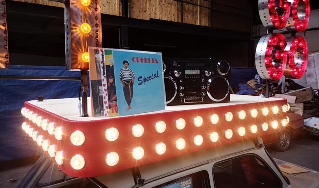 Schurkenbiefstuk draait plaatjes vanuit een oldtimer tijdens Leezy Sunday