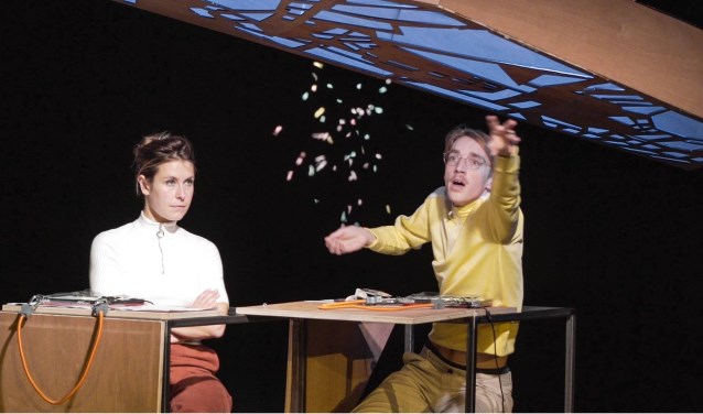 Siona Houthuys en Berten Vanderbruggen zijn te zien met hun theatervoorstelling No Coincidence, No Story. Foto: Robbe Maes